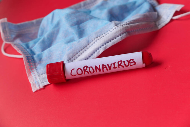 Koronaviruksen verikoeputki punaisella taustalla
. - Valokuva, kuva