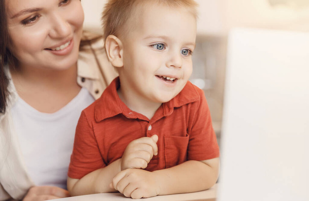 Online εκπαίδευση παιδιών σε καραντίνα, το αγόρι μαθαίνει μέσω video chat. Έννοια προβολή κινούμενα σχέδια ή videoblog - Φωτογραφία, εικόνα