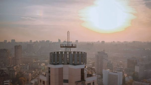 silhouette di un uomo coraggioso sul tetto di un grattacielo
  - Foto, immagini