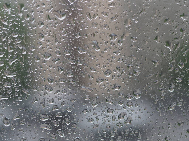 gotas de lluvia primaveral en la ventana del apartamento
 - Foto, Imagen