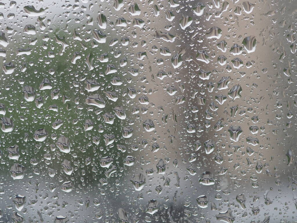 Regentropfen auf das Fenster der Wohnung - Foto, Bild