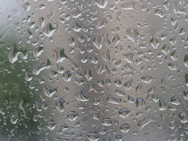 kapky jarního deště na okno bytu - Fotografie, Obrázek