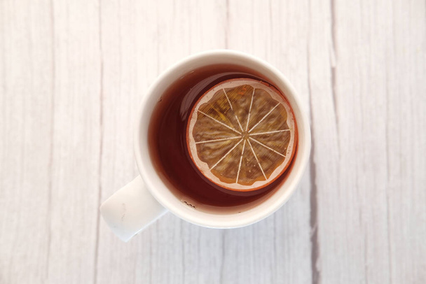 Pohled shora na citrónový čaj na dřevěném stole. - Fotografie, Obrázek