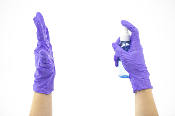 Uso de aerosol de alcohol desinfectante para prevenir la propagación de gérmenes, bacterias y virus
 - Foto, Imagen