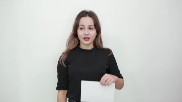 Not Happy Girl Complains, Shows Direction With Thumb. Holds An Empty White Sheet - Záběry, video