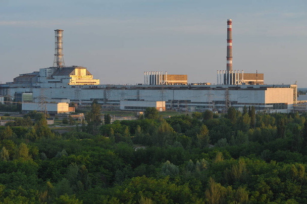 Algemeen beeld van de kerncentrale van Tsjernobyl, uitzicht vanaf onvoltooide eenheid 5, verlaten kerncentrale van Tsjernobyl na de explosie van de reactor, object Shelter, oude sarcofaag, zomerseizoen in uitsluitingszone, Oekraïne - Foto, afbeelding