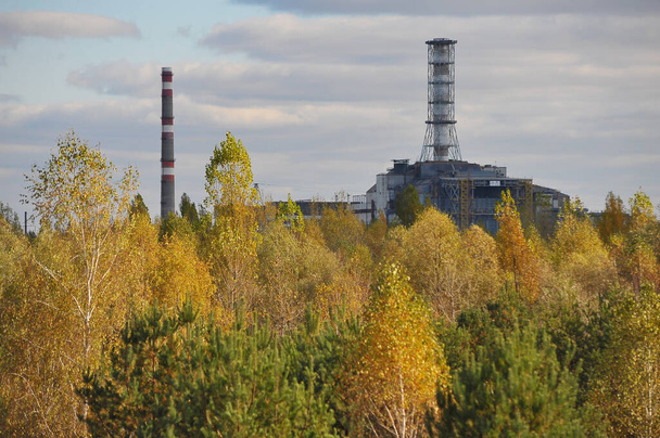Blick auf das Kernkraftwerk Tschernobyl und den Roten Wald, verlassenes Tschernobyl-Kraftwerk nach Reaktorexplosion, Objekt Shelter, alter Sarkophag, Herbstsaison in der Sperrzone, Ukraine - Foto, Bild