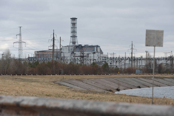 Csernobili atomerőmű, általános kilátás a ChNPP, elhagyott Csernobil állomás után reaktor robbanás, objektum Shelter, régi szarkofág, épület 3 és 4 egység, tavaszi szezonban a kizárási zónában, Ukrajna - Fotó, kép