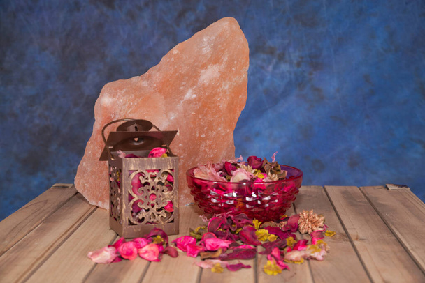 homeopátia orvosság rózsaszín só és vegyes virág pihenés és meditáció - Fotó, kép