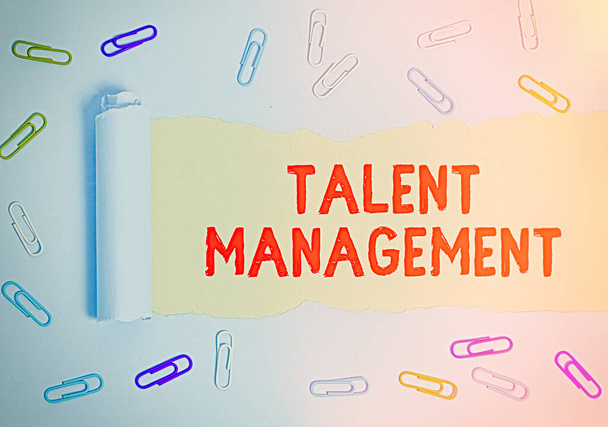 Käsiala teksti Talent Management. Käsitteellä tarkoitetaan lahjakkaiden työntekijöiden palkkaamista ja pitämistä palveluksessaan
. - Valokuva, kuva