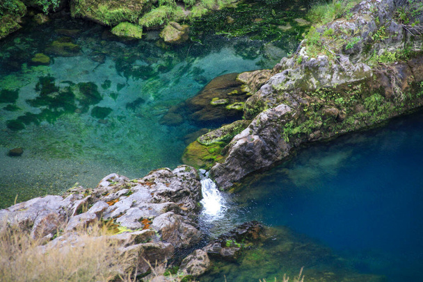 Twee waterbekkens bij Huka Falls in Nieuw Zeeland - Foto, afbeelding