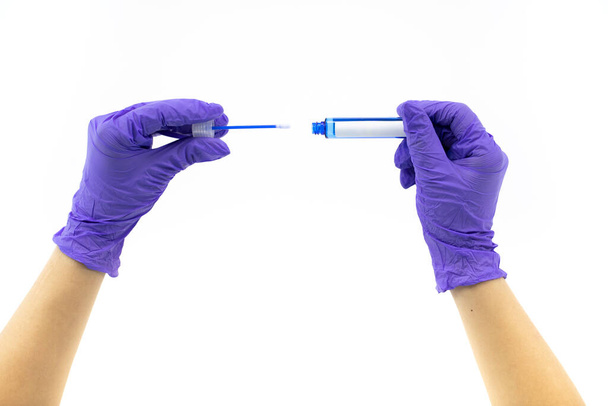 Tubo de ensayo de laboratorio de hisopo nasal en las manos de los médicos con guantes de goma
 - Foto, Imagen
