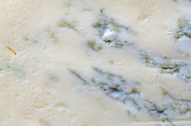 Háttér kék sajt Gorgonzola penész, hagyományos lágy kék olasz sajt - Fotó, kép