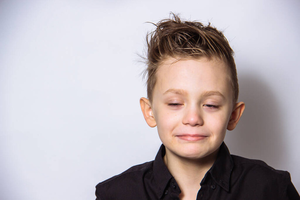 Retrato de un chico guapo con diferentes emociones sobre un fondo blanco
 - Foto, Imagen