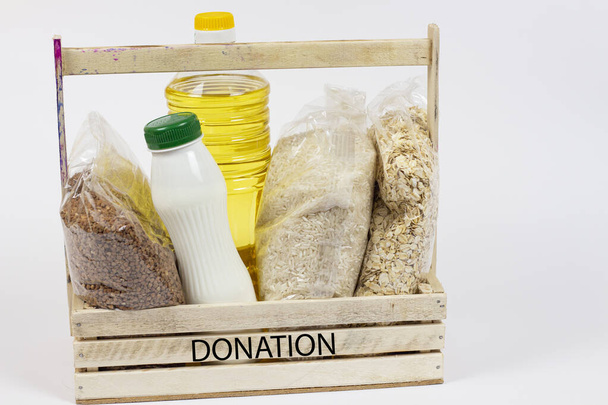 Un don. Boîte de don. Concept de don alimentaire. Panier avec don de nourriture. Espace de copie
 - Photo, image