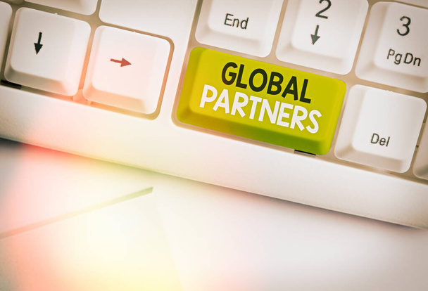 Signo de texto que muestra socios globales. Foto conceptual Dos o más empresas de diferentes países trabajan en equipo
. - Foto, Imagen
