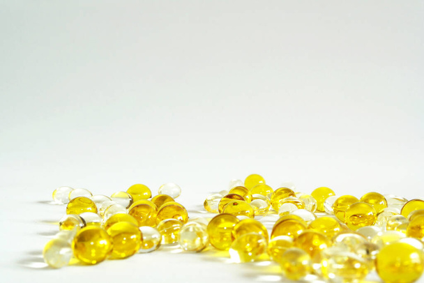 vitaminen en voedingssupplementen op een witte achtergrond - Foto, afbeelding