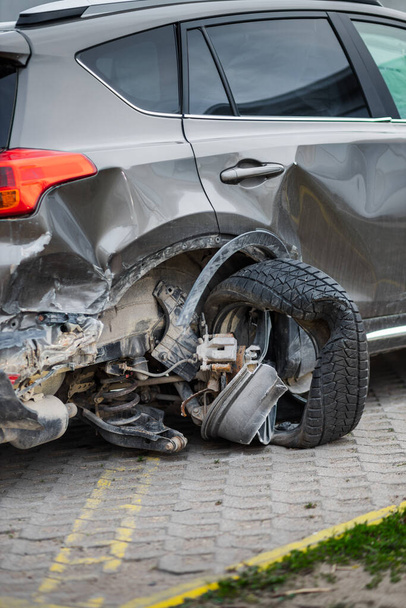 Verstuikte band van het voertuig na auto-ongeluk achteruitkijkspiegel - Foto, afbeelding