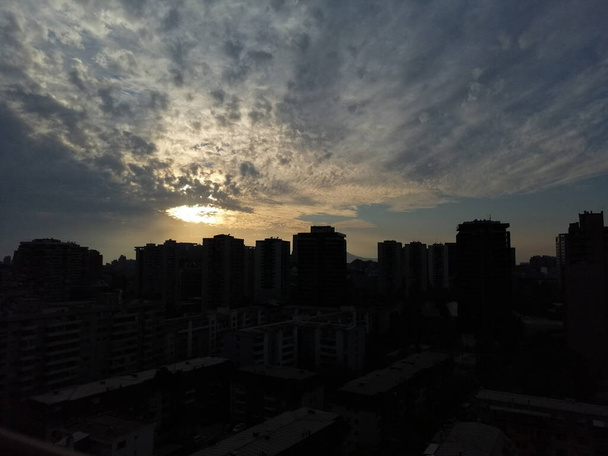 Cielo nublado sobre edificios residenciales de la ciudad en Santiago Chile
 - Foto, Imagen