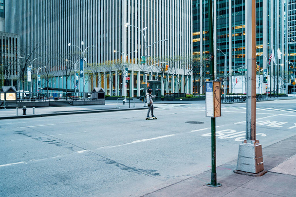 NEW YORK CITY, MANHATTAN - 02 MAGGIO 2020: Strade vuote di New York durante l'epidemia del virus Corona
 - Foto, immagini