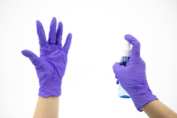 Gebruik van antiseptische spray om verspreiding van virus op geïsoleerde witte achtergrond te voorkomen - Foto, afbeelding