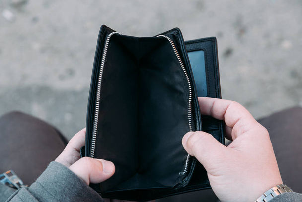 A Closeup hand man open an Empty Wallet. - Foto, Imagen