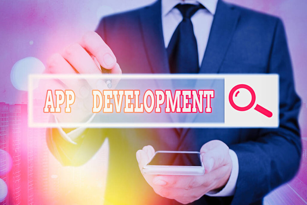 Scrittura a mano testo App di sviluppo. Concetto significato Servizi di sviluppo per fantastiche esperienze mobile e web
. - Foto, immagini
