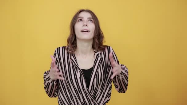 Verrast meisje reageert in shock op de situatie, verhoogde haar handen - Video