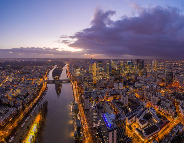 Veduta aerea del complesso di grattacieli della difesa dopo il tramonto con luci accese a Parigi - Foto, immagini