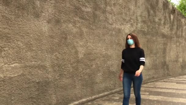 Nemocná žena s maskou kašle v centru prázdného města během koronaviru COVID-19 epidemie pandemie Covid-19 koronavirová ochrana - Záběry, video