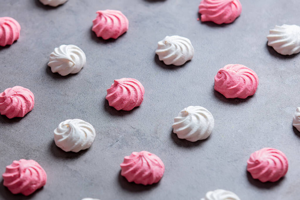 růžové a bílé meringues na šedém pozadí - Fotografie, Obrázek