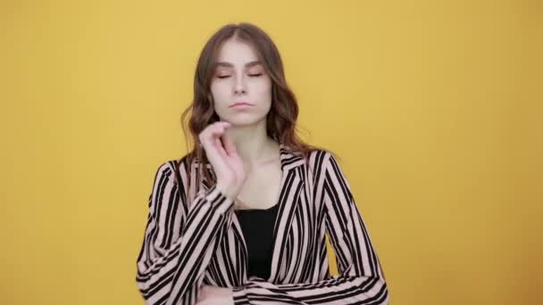 Droevig meisje aarzelt om een beslissing te nemen, leunde haar hoofd op haar hand - Video