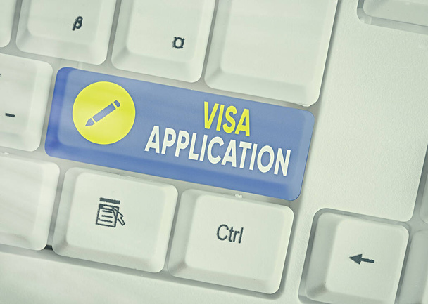 Schriftzug, der den Visaantrag zeigt. Geschäftsfotos mit Formular, um um Erlaubnis zu fragen, in ein anderes Land zu reisen oder zu leben. - Foto, Bild
