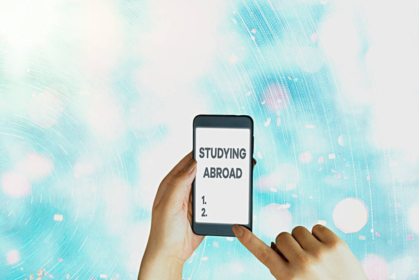 Εννοιολογικό χειρόγραφο που δείχνει το Studying Abroad. Επαγγελματική φωτογραφία προβάλλοντας μάθετε έξω από το σπίτι σε ξένη χώρα Ταξίδια. - Φωτογραφία, εικόνα