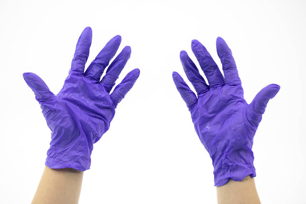 Nahaufnahme der Hände von Ärzten in blauen Gummihandschuhen auf isoliertem weißen Hintergrund - Foto, Bild