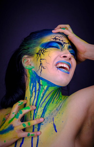 Farbe Gesicht malen Bodypainting-Modell mit Dämonen blau gelb grün - Foto, Bild