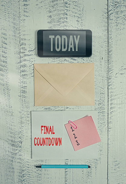 Sana kirjoittaa tekstiä Final Countdown. Liiketoiminta käsite viime hetkellä mitään työtä, jolla ei ole mahdollisuutta keskustella Kirjekuori älypuhelin muistilehtiö clip merkki vanha puinen vintage tausta
. - Valokuva, kuva