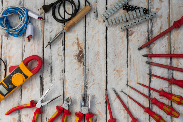 много ручных инструментов для электрических работ на дому или в промышленности
 - Фото, изображение