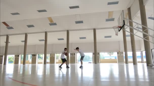Vader en zoon spelen basketbal, Time Lapse. - Video