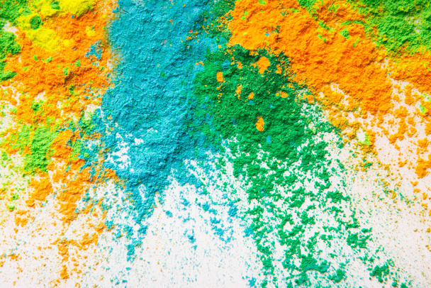 Polvo verde, naranja, azul y amarillo para Holi
 - Foto, Imagen