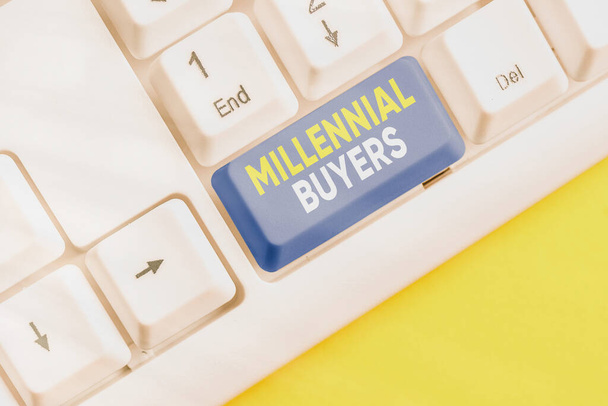 Znak tekstowy pokazujący Millennial Buyers. Fotografia koncepcyjna Typ konsumentów zainteresowanych trendowanymi produktami. - Zdjęcie, obraz