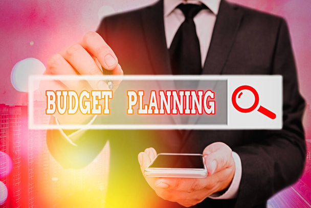 Tekst pisma: Planowanie budżetu. Koncepcja oznaczająca Pisemny opis bieżących i przyszłych wydatków. - Zdjęcie, obraz