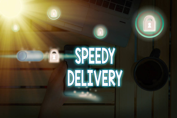 Znak tekstowy pokazujący Speedy Delivery. Koncepcyjne zdjęcie dostarczyć produkty w szybki sposób lub tego samego dnia wysyłki za granicą. - Zdjęcie, obraz