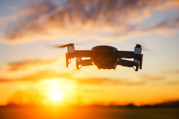 Silueta drone na pozadí západu slunce - Fotografie, Obrázek