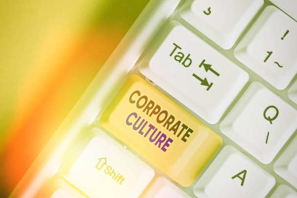 Käsiala teksti kirjallisesti Corporate Culture. Konsepti merkitys Usko ja ideat, että yrityksellä on yhteiset arvot
. - Valokuva, kuva