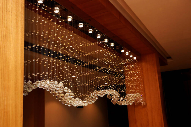 Nämä ovat koriste-lasipaloja, jotka on ripustettu tietyllä tavalla aulassa muodostamaan aallon muoto, joka antaa mukavan ilmeen, kun valo osuu niihin.
. - Valokuva, kuva