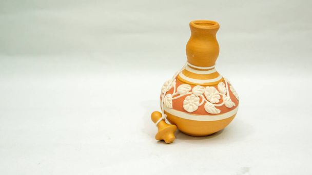 Традиційне ручне ремесло, відоме як "labu sayong" з ізольованим білим фоном. Мистецтво глиняної кераміки. Традиційна малайська ручка виготовляла посудину для зберігання води.. - Фото, зображення