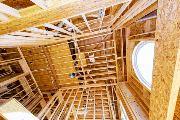 Lämmitysjärjestelmä putket, venttiilit lähikuva asennus katon talon - Valokuva, kuva