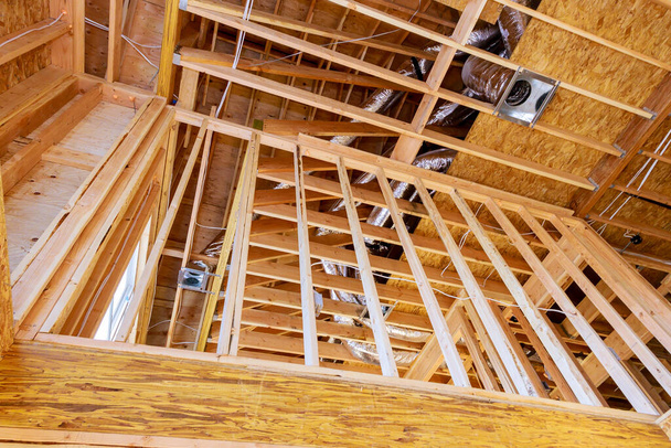 Travi in legno soffitto incorniciato edificio in costruzione casa residenziale interna - Foto, immagini