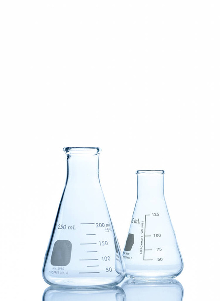 Dois balão Erlenmeyer vazio em reflexivo isolado em fundo branco com caminho de recorte, vidro de laboratório químico e conceito de equipamento científico
 - Foto, Imagem